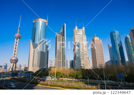 中国 上海市、浦東新区 陸家嘴の超高層ビル群 122349647