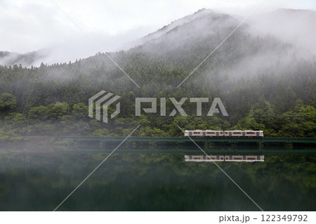 緑の水面に映る橋梁を渡る高山本線 122349792