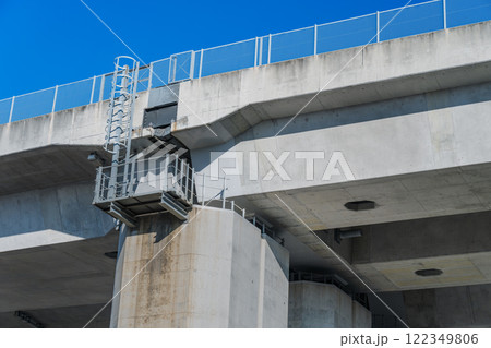 青空と高速道路の検査路 青空と高速道路の検査路 122349806