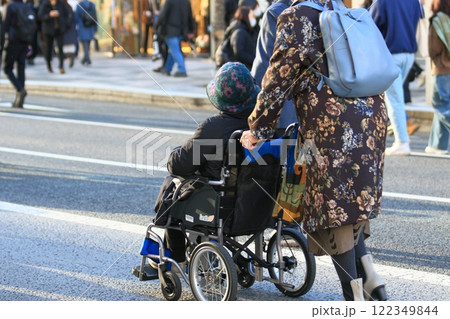 歩行者天国を楽しむ車いすの女性 歩行者天国を楽しむ車いすの女性 122349844