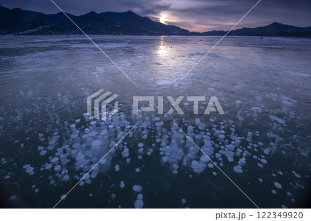 湖面の氷に閉じ込められた空気の気泡 湖面の氷に閉じ込められた空気の気泡 122349920