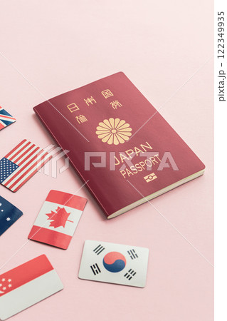 パスポートと国旗　ピンク背景 122349935