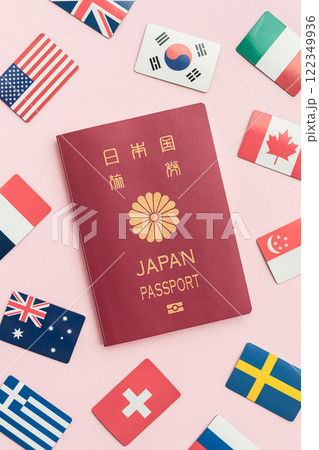 パスポートと国旗　ピンク背景 122349936