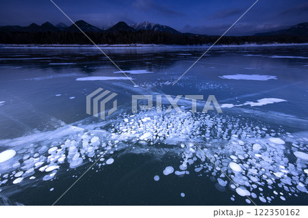 湖面の氷に閉じ込められた空気の気泡 122350162