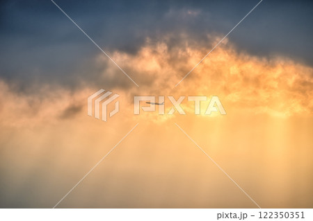 光芒射す夕方の空 光芒射す夕方の空 122350351