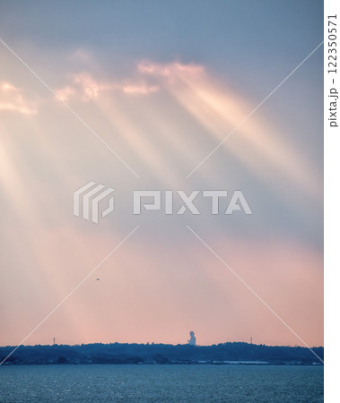 霞ヶ浦越しに撮影した夕日と牛久大仏 122350571
