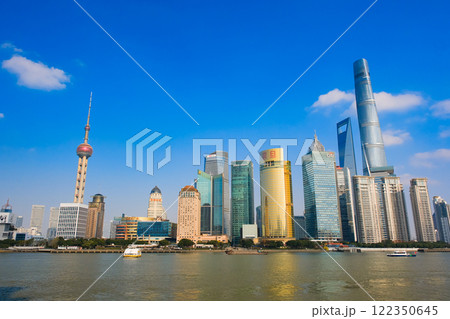 中国 上海市、外灘から見る浦東新区の高層ビル群 122350645