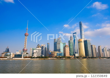 中国 上海市、外灘から見る浦東新区の高層ビル群 122350649