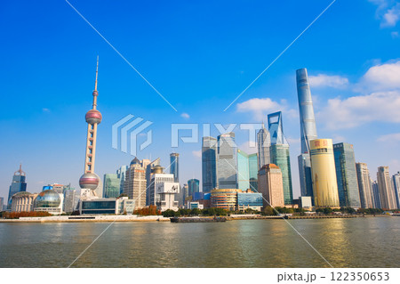 中国 上海市、外灘から見る浦東新区の高層ビル群 中国 上海市、外灘から見る浦東新区の高層ビル群 122350653