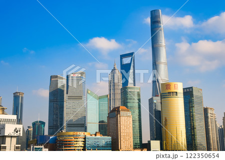 中国 上海市、外灘から見る浦東新区の高層ビル群 122350654