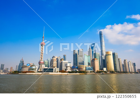 中国 上海市、外灘から見る浦東新区の高層ビル群 中国 上海市、外灘から見る浦東新区の高層ビル群 122350655