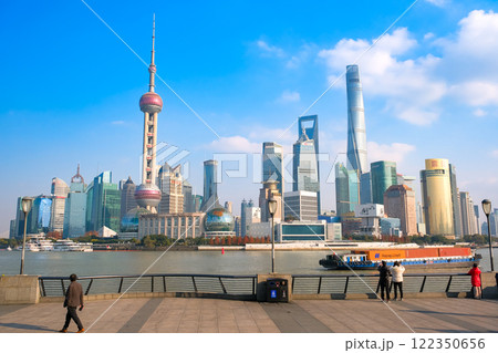 中国 上海市、外灘から見る浦東新区の高層ビル群 122350656