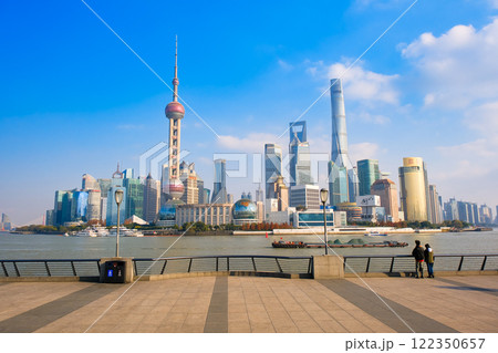 中国 上海市、外灘から見る浦東新区の高層ビル群 中国 上海市、外灘から見る浦東新区の高層ビル群 122350657