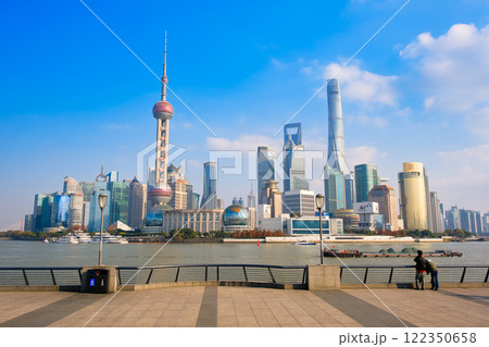 中国 上海市、外灘から見る浦東新区の高層ビル群 122350658