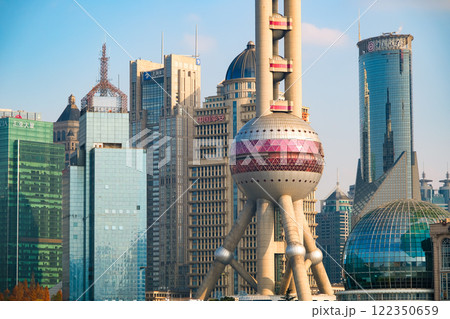 中国 上海市、外灘から見る浦東新区の高層ビル群 中国 上海市、外灘から見る浦東新区の高層ビル群 122350659