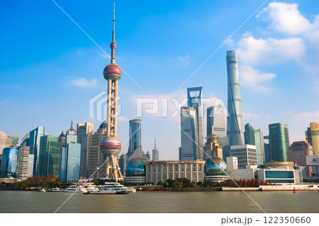 中国 上海市、外灘から見る浦東新区の高層ビル群 122350660