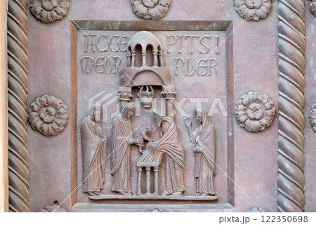 Presentation of Jesus in the Temple on the San Ranieri gate of the Cathedral St. Mary of the Assumption in Pisa, Italy 122350698