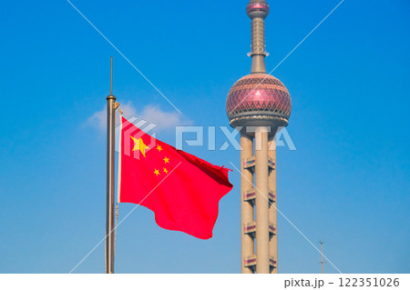 中国 上海市、東方明珠電視塔と中国国旗、五星紅旗 中国 上海市、東方明珠電視塔と中国国旗、五星紅旗 122351026