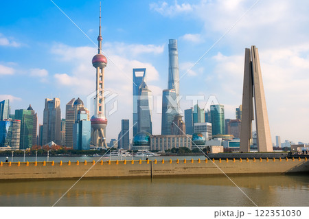 中国 上海市、浦東新区の超高層ビル群 122351030