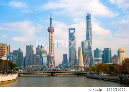 中国 上海市、浦東新区の超高層ビル群 122351031