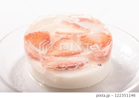 いちご入り　杏仁豆腐 122351146