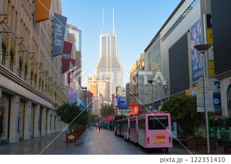 中国 上海市、朝の南京東路（南京歩行街） 122351410