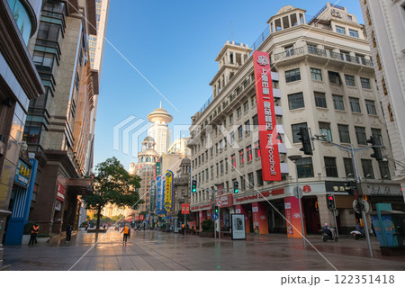 中国 上海市、朝の南京東路（南京歩行街） 122351418