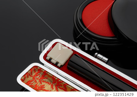 印鑑と朱肉 122351429