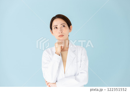 白衣の女性　悩む 122351552