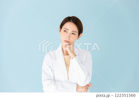 白衣の女性　悩む 122351560
