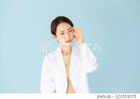 白衣の女性　頭痛 122351575
