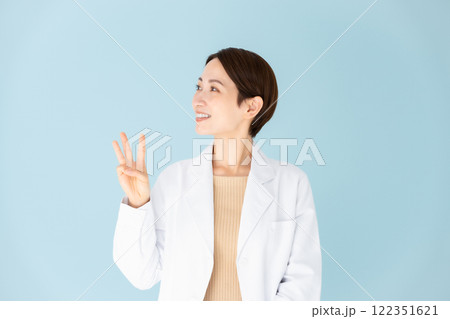 白衣の女性　3本 122351621