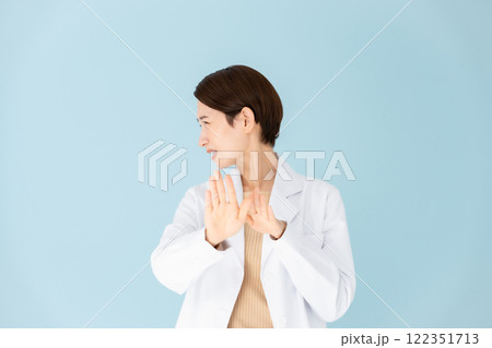 白衣の女性　お断り 122351713