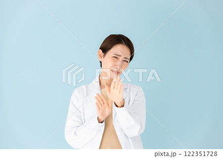 白衣の女性　お断り 122351728
