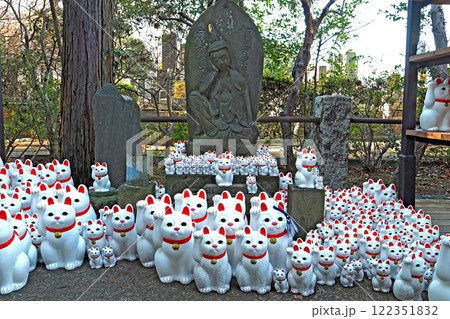 豪徳寺  招福殿の招き猫【東京都世田谷区】 122351832