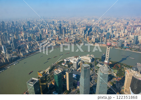 中国 上海市、上海中心の展望台から見る街並み 中国 上海市、上海中心の展望台から見る街並み 122351868