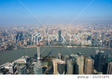 中国 上海市、上海中心の展望台から見る街並み 122351870