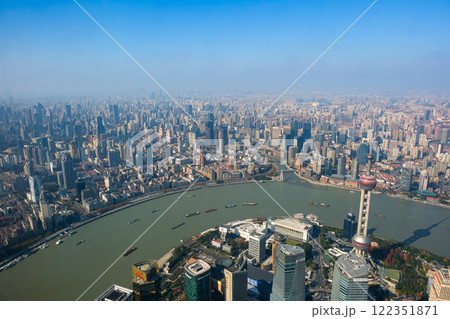 中国 上海市、上海中心の展望台から見る街並み 中国 上海市、上海中心の展望台から見る街並み 122351871