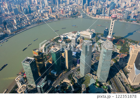 中国 上海市、上海中心の展望台から見る街並み 122351878