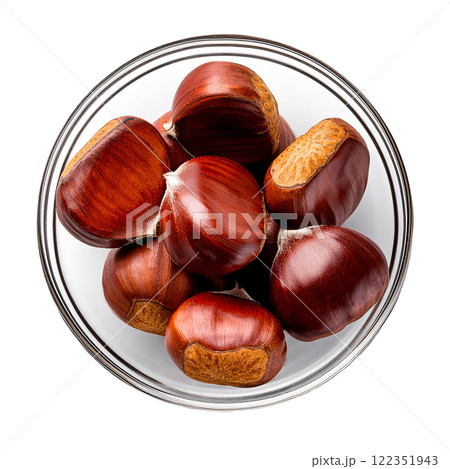 お皿に入った新鮮な栗 122351943