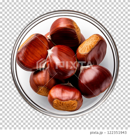 お皿に入った新鮮な栗 122351943