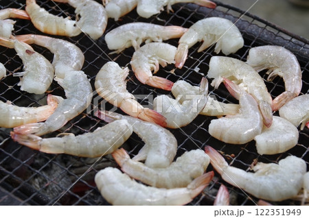 バーベキュー炭網焼きエビ2 122351949