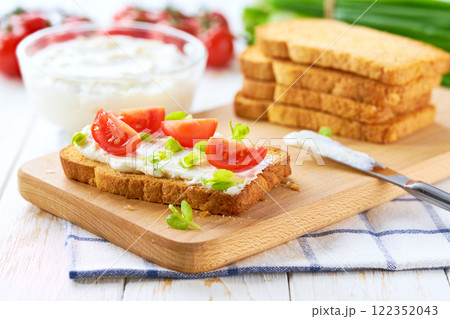 Fresh made cream cheese toast bread with herbs, cherry tomatoes, simple and delicious snack. Fresh made cream cheese toast bread with herbs, cherry tomatoes, simple and delicious snack. 122352043