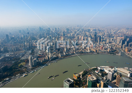 中国 上海市、上海中心の展望台から見る街並み 122352349