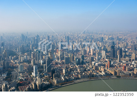 中国 上海市、上海中心の展望台から見る街並み 122352350
