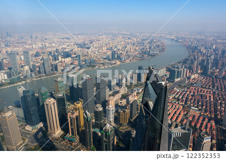 中国 上海市、上海中心の展望台から見る街並み 122352353