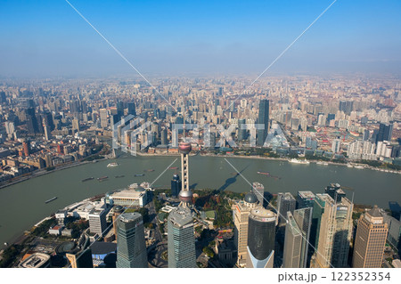 中国 上海市、上海中心の展望台から見る街並み 122352354