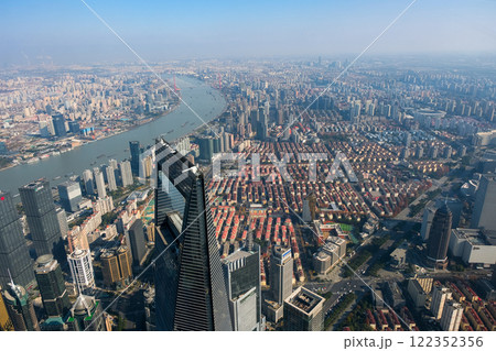中国 上海市、上海中心の展望台から見る街並み 中国 上海市、上海中心の展望台から見る街並み 122352356