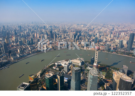 中国 上海市、上海中心の展望台から見る街並み 中国 上海市、上海中心の展望台から見る街並み 122352357
