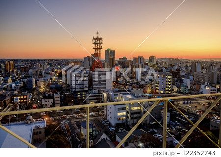 豊橋市、豊橋市役所展望ロビーから眺める夕景 豊橋市、豊橋市役所展望ロビーから眺める夕景 122352743